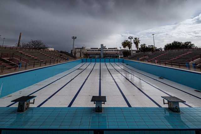 Bari, Stadio del nuoto: la desolazione della grande piscina scoperta. �� a rischio crollo�